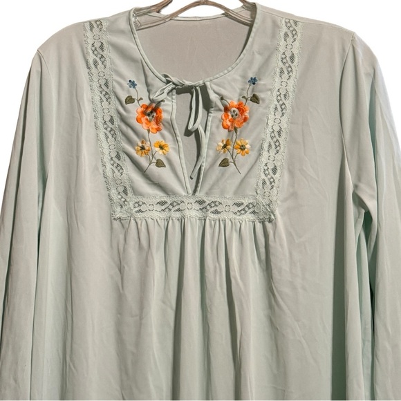 Vintage Embroidered Nylon Robe - Picture 2 of 6